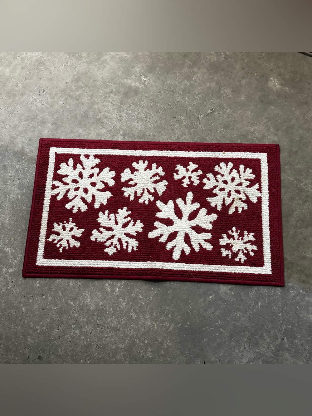 Holiday Snowflake Accent Rug - Red and White